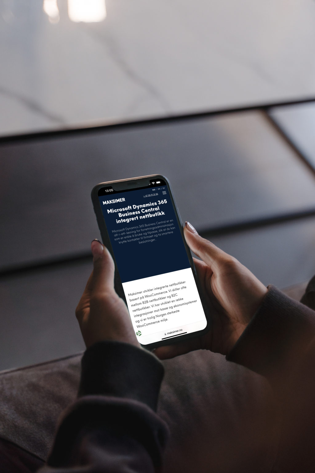 Person som ser på en mobil