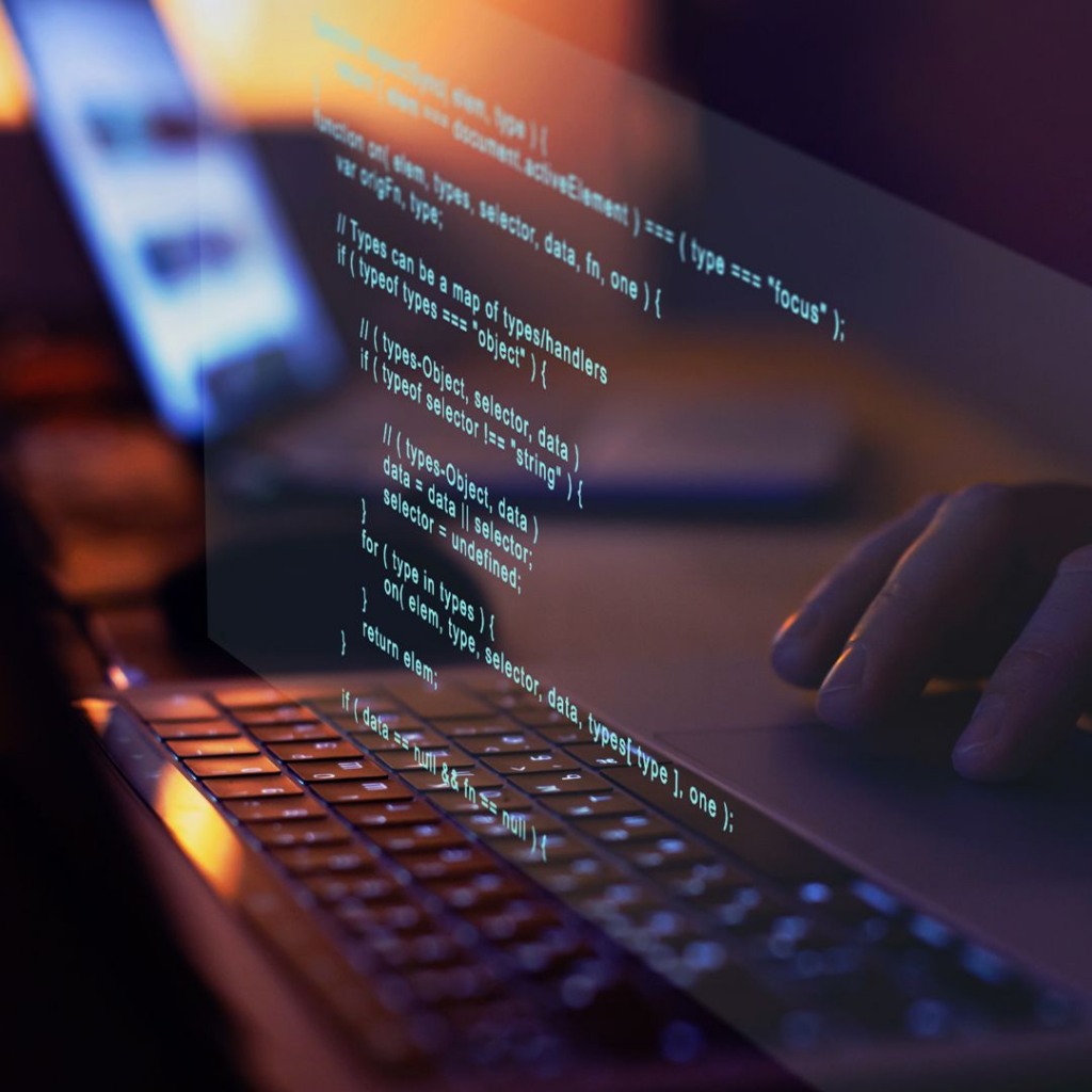 bilde av programmeringslinjer og et tastatur